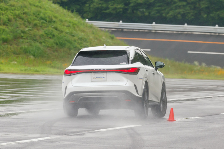 「レクサスRX500h“Fスポーツ パフォーマンス”」に純正採用されている「パイロットスポーツ4 SUV」を「RX350h“バージョンL”」に装着。タイヤのサイズは235/50R21。高性能モデルに採用されるタイヤを下位モデルに履かせても、快適性や操安性に違和感はなかった。