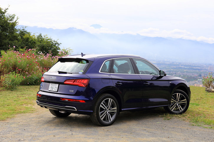 「アウディQ5」は、当時の「A4」などと同じエンジン縦置きのプラットフォームを用いたミドルサイズSUVとして2008年に登場。今回の新型は2代目のモデルにあたる。写真は特別仕様車の「ファーストエディション」。