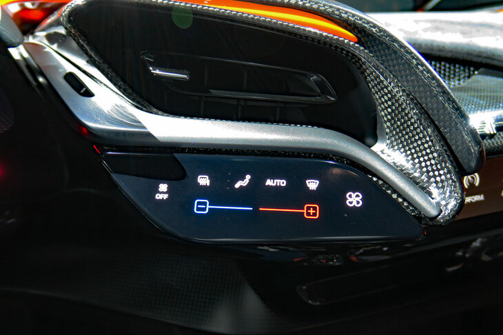 フェラーリSF90 XXストラダーレ（空調コントロールパネル）