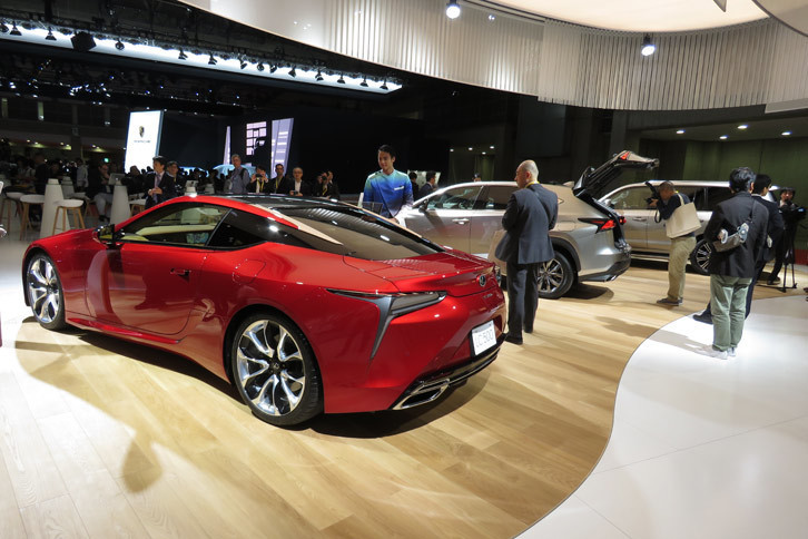 第45回東京モーターショーにおけるレクサスブースの様子。