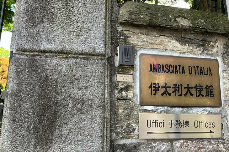 電動ハイパーカー「ピニンファリーナ・バティスタ チンクアンタチンクエ」とバルケッタモデル「B95」の発表会場となった東京・三田のイタリア大使館。