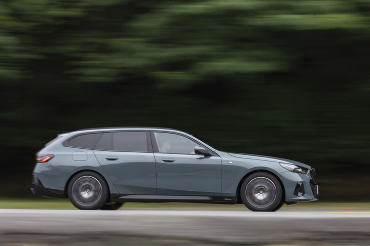 ボディーサイズは「セダン」と同寸の全長×全幅×全高＝5060×1900×1515mm。先代モデル比で110mmも長くなった。