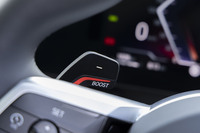 シフトパドルは「Mスポーツ」にしか備わらない。左のパドルを長引きするとブースト機能が作動する。