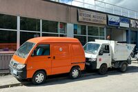 「ピアッジオ・ポーター」のルートバン仕様とゴミ収集車仕様。2023年8月シエナで。