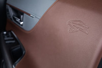 歴代ハリアーのトレードマークだった猛禽（もうきん）類“チュウヒ”をモチーフとしたエンブレムが、ドアの内張りに型押しされている。