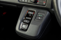 シフトセレクターはプッシュボタン式。「D」と「R」の切り替え時には電子音で知らせてくれる。