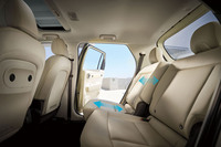 後席はロングホイールベースとフラットフロア構造により、余裕のある足元スペースを確保。コンパクトな外観からは想像もつかない広々とした空間を実現したとうたわれる。後席は2人乗車となる。