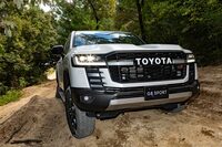 ドライバーが車両の四隅を捉えやすいよう、車体は丸みを抑えたスクエアなスタイリングを踏襲。ボンネットの中央がへこんでいるのは自車直前の状態を目視できるようにするため、灯火類を高い位置に置いたのは、障害物にぶつけて壊さないようにするためだ。