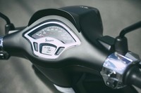 メーターパネルが黒地なのは、ベースモデルの「スプリント150」も同じ。液晶のインフォメーションディスプレイも備わる。