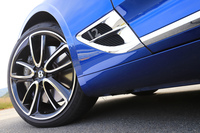 フロントフェンダー下部に備わるエアアウトレットは「B」の文字がモチーフ。今回のテスト車は前275/35ZR22、後ろ315/30ZR22の「ピレリPゼロ」タイヤを装着していた。