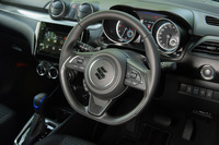 「ハイブリッドSL」に装備される本革巻きのステアリングホイール。シフトパドルが標準で備わる。