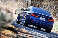 「D5 Sリムジン アルラット」はアルピナがチューンしたサスペンションを装備。ニュートラルなハンドリングと最適なグリップが追求されている。