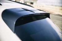 リアエンドには凝ったデザインのスポイラーを装着。走行中の空力性能を向上させる。