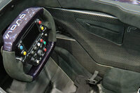 走りに特化したモデルではあるが、車体には必要最小限の収納スペースも完備。コックピットをよく見ると、ファスナー付きの小物入れが。