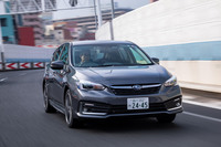 スポーツモデル「WRX STI」と同等の操舵応答性を目指し、ダンパーのチューニングが変更された最新の「インプレッサスポーツ」。開発はSTIと共同で行われた。