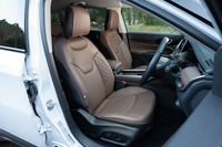 シート表皮はレザーで、フロントシートには8wayパワーシート（運転席メモリー機能付き）やシートヒーターが装備される。