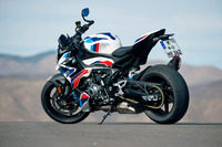 車両重量は199kg（DIN空車重量）。エンジンの最高出力は210PSなので、パワーウェイトレシオは1kg/PSを切る。