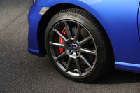 「GT」グレード専用の17インチアルミホイールを履く。