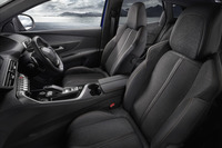 両モデルとも前席にはシートヒーターが標準装備される。運転席は電動シート（メモリー、ヒーター、マルチポイントランバーサポート付き）となる。