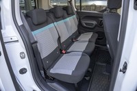 リアシートの座面は3座独立タイプ。上位グレードでは背もたれをすべて個別に倒せるが、「フィール」の場合は左と中央がセットとなる2：1分割式となる。