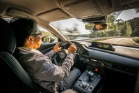 e-TPVのステアリングを握る筆者。EVとは思えない人馬一体感には、大いに驚かされた。