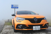 ビーナスラインの最高地点である、標高1959mの標識を前に記念撮影。といっても、標識とクルマ以外、霧でなにも写っていませんが。