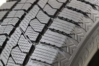 ショルダー部分には矢印のような図柄の「バットレスエッジ」を採用。わだち路面の走行性を高めている。