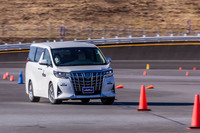 等間隔にパイロンが並べられたスラロームコースでは、コーナリングや車線変更などを想定し、車高や重心の高さに起因するミニバン特有の挙動などをチェックすることができた。