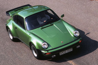 1974年10月に開催されたパリサロンで「911ターボ」の量産仕様を発表した。展示車のボディーは「ヴァイパーグリーンダイヤモンド」に塗装され、内装ではブラックレザーとタータンチェックが特徴的であった。