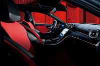 「C220dラグジュアリー」のフロントシート。