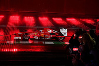 ステージにはF1マシンまでもが実際に走行して登場。