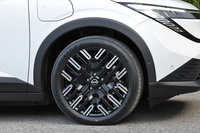 「リーフB7 G」では、ブラックを基調にシルバーのアクセントが入る19インチホイールを標準で装備。同モデルの場合、タイヤは全車に235/45R19サイズの「ダンロップeスポーツマックス」が組み合わされる。