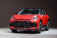 新型「RAV4」のデザインはグレードを問わずシャープで、SUVとしては洗練された印象のスタイルをまとう（写真はスポーティーグレード「GRスポーツ」のもの）。