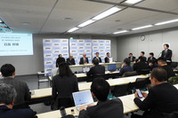 第9回メディアミーティングの会場の様子。かつては同じ会議室で、机を“ロ”の字にして車座でディスカッションしていたこともあったが、今ではご覧のとおり。多くの報道関係者が詰めかけるようになった。