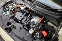 パワーユニットは1.5リッターエンジンとモーター、ジェネレーターの組み合わせ。高速巡行時を除くと、もっぱらモーターが走行を担う。