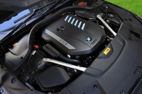 プラグインハイブリッドパワートレインはシステム全体で最高出力394PSと最大トルク600N・mを発生。やはりBMWは6気筒に限る!?