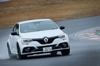 「メガーヌR.S.」には4輪操舵システム「4コントロール」が搭載されており、低速域では後輪を前輪と逆方向に、高速域では同方向にステアすることで、コーナリング性能と車両安定性を高めている。