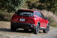 サイドウィンドウはBピラー後方からリアに向けて急激にキックアップしている。