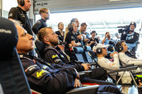 フィニッシュ間近の、マンタイEMAのピットの様子。トップを走っているチームとは思えない雰囲気。