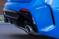 1.5リッター直3エンジン車のテールパイプフィニッシャーが90mm径のシングルタイプであるのに対して、「M135i xDrive」ではひとまわり大きな100mm径のデュアルタイプとなる。