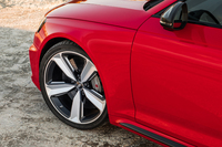 ホイールのサイズは標準で19インチだが、テスト車はオプションの20インチホイールを装着していた。タイヤはハンコックの「ヴェンタスS1エボ2」をチョイス。