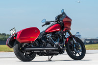 クロームとブラックの、2種類のトリムが用意されるのも2025年モデルの「ローライダーST」の特徴。試乗車はブラックトリムに「ブリリアントレッド」のカラーの組み合わせだった。