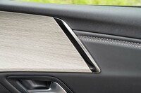 白いウッド調パネルの表面にも細かなシェブロンをレイアウト。レザー部分のステッチもシェブロン形だ。