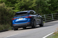 足まわりには電子制御式減衰力可変サスの「AMGライドコントロールサスペンション」を装備。低速域では若干の上下動を見せるAMGらしい乗り味だ。