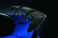 「タイプRA withリアスポイラー」の大型リアウイングはドライカーボン製。これの有無だけでなく「タイプRA」とはホイールの色も異なっている。