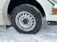 重量3t超えのキャンピングカー。いつも以上に滑りが怖いのであえて小型トラック用スタッドレスの「ブリヂストン・ブリザックVL1」をチョイス。他よりちと高めだが安全第一！
