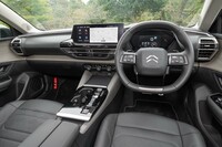 ダッシュボードの奥行きが抑えられているためキャビンは広々としている。トーンは抑えめでも明るい雰囲気があるのがフランス車らしいところ。