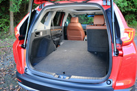 ガソリンエンジン搭載車は3列シートを採用するが、ハイブリッド車は2列シートとなる。後席シートバックは6：4の分割可倒式。荷室からのレバー操作で、倒す／起こすがワンアクションで行える。