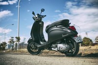 
	車両本体価格は49万8000円。ベースモデル「スプリント150」に比べ1万2000円高となっている。
	