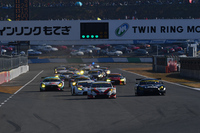 GT300クラスの予選トップは、No.31 TOYOTA PRIUS apr GT。総勢28台が最後のバトルを繰り広げた。
	 